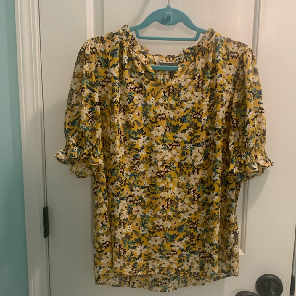 Cute summer top with gathered sleeves